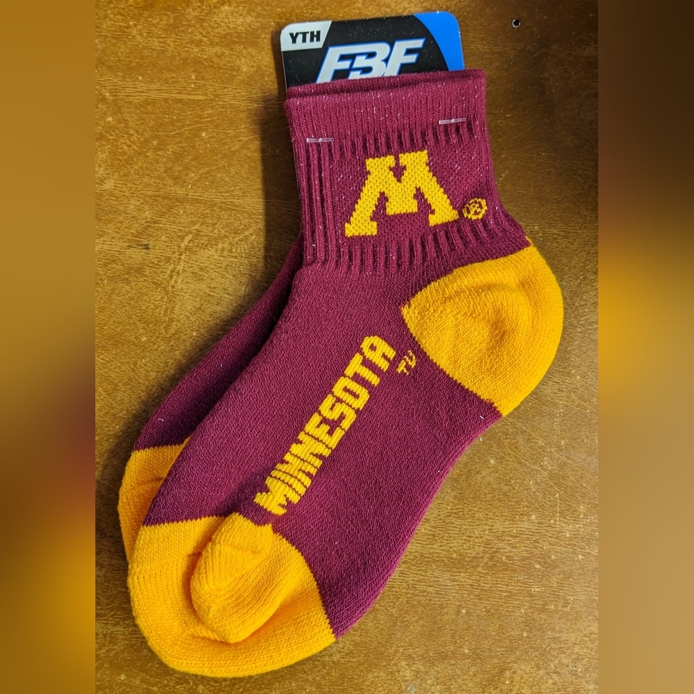 New Kids Boys Youth Minnesota Basketball Maroon and Gold Thick Socks, T2MIS-B
